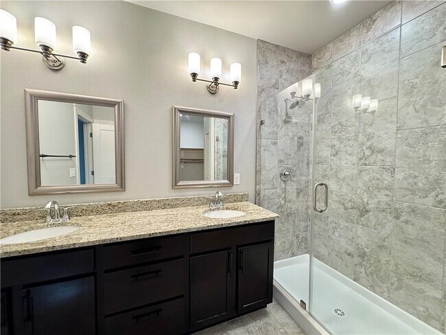 Building Photo - 700 NE Hts Ln