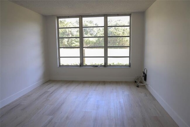 Building Photo - 4007 N Cypress Dr