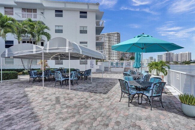 Building Photo - 1913 S Ocean Dr