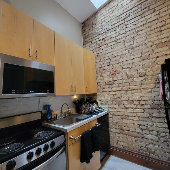 Building Photo - 326 E 18th St