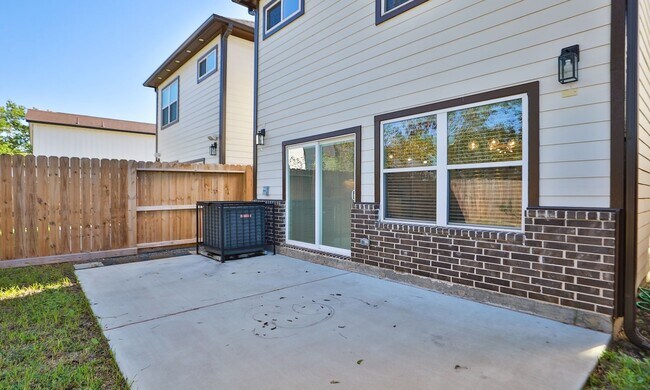 Building Photo - 3535 Mt Pleasant St