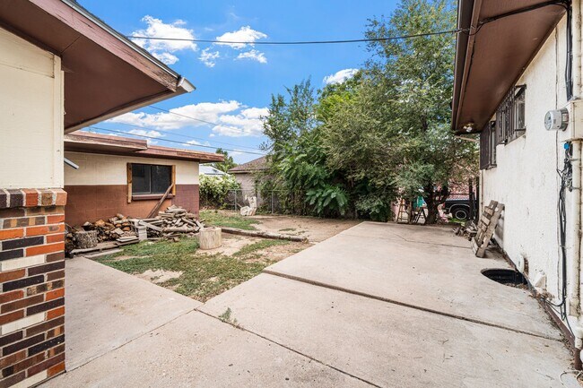 Building Photo - 4 Bed ranch home in Pueblo with Garage!