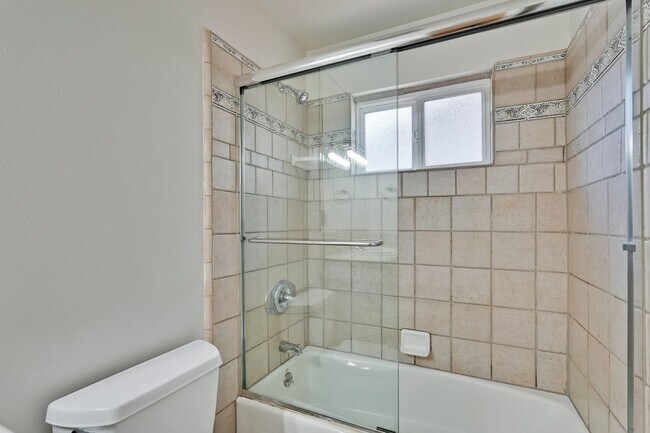 Building Photo - 941 // (Duplex)