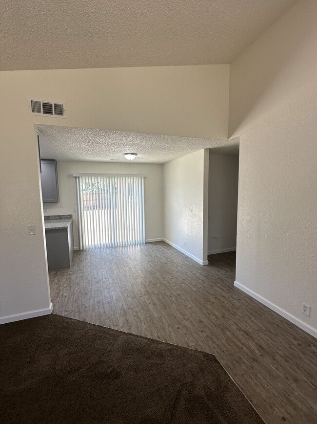 Building Photo - 1107 E Sunnyview Ave