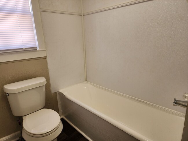 Building Photo - 213 W 9th St