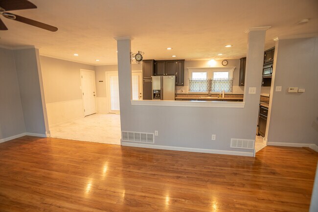 Building Photo - 710 Earl Lee Dr