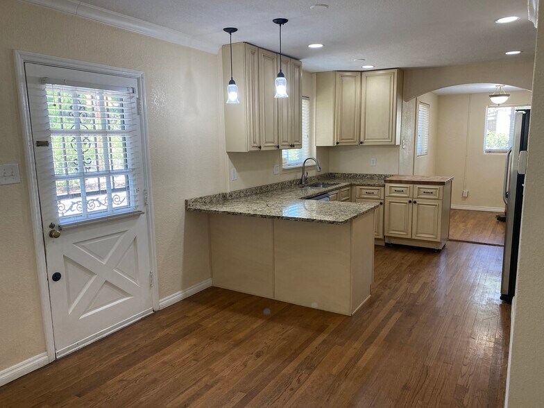 kitchen w/breakfast bar - 1690 Syracuse St