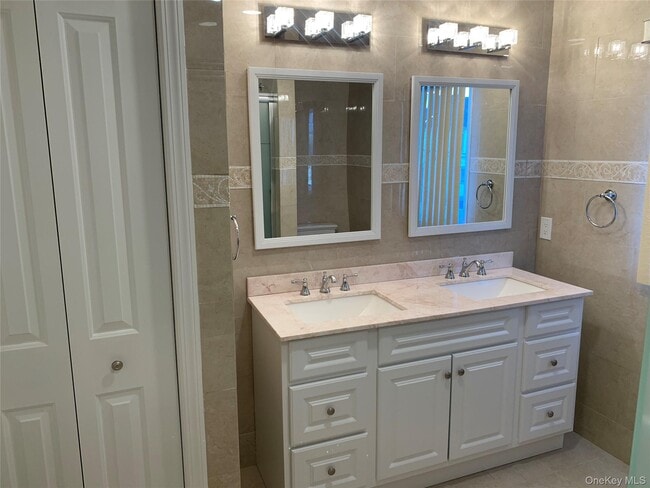 Building Photo - 97 Gainsborg Ave E