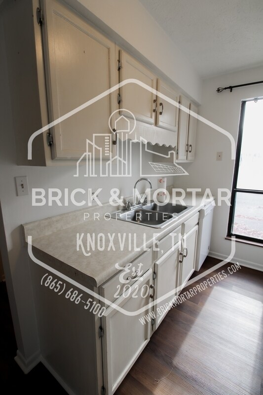 Building Photo - 4003 Valley View Dr NE