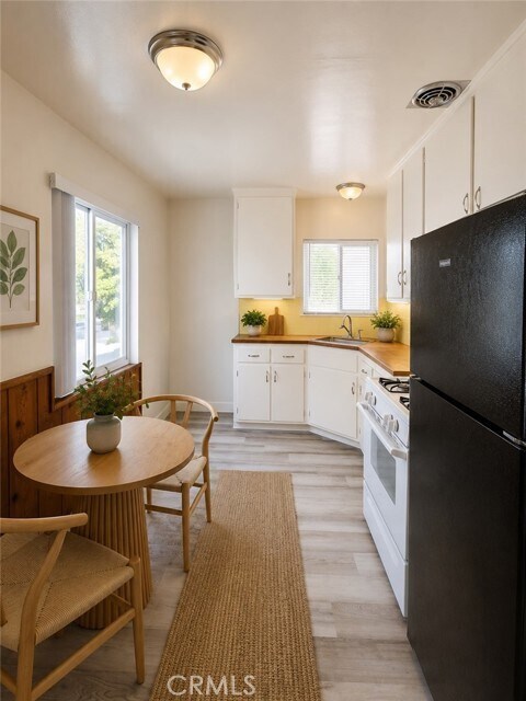 Building Photo - 502 E Cypress Ave