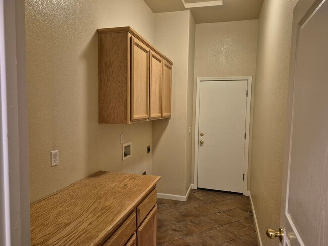 Building Photo - MAY MOVE IN SPECIAL - $500.00 of 2nd Month