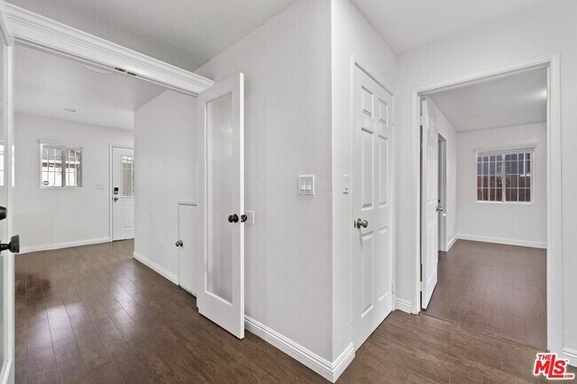 Building Photo - 1128 Irolo St