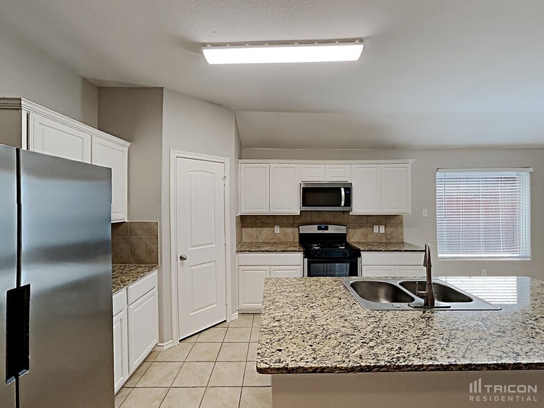 Building Photo - 2445 Carolina Dr