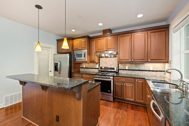 Building Photo - 2016 NW Talus Dr