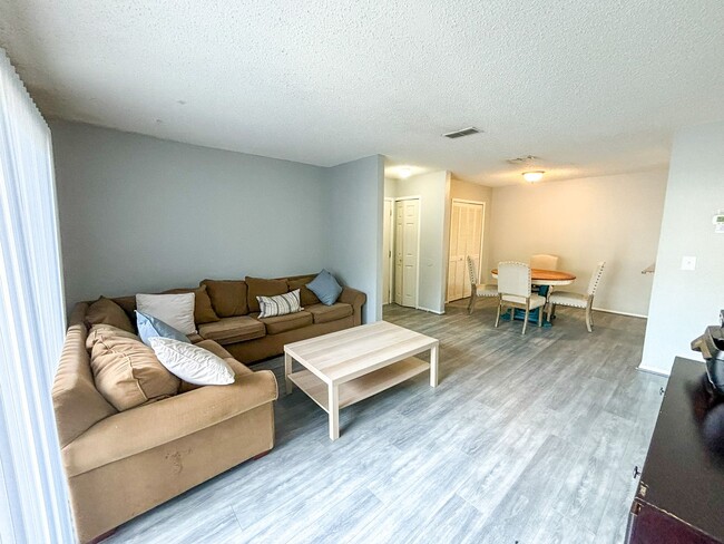 Building Photo - Windsor Park #317 - Pet Friendly!