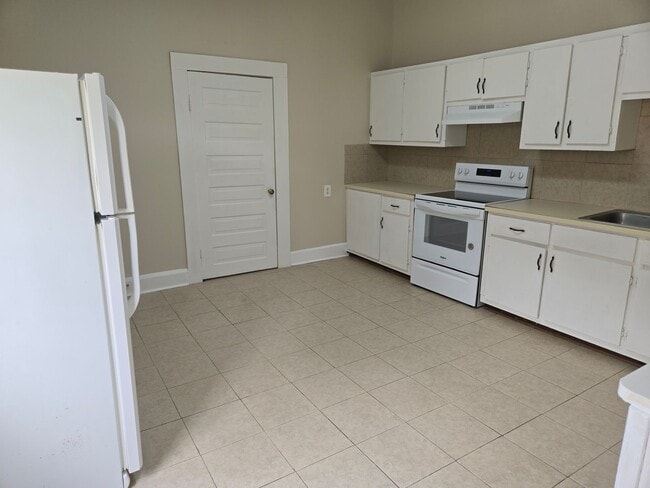 Building Photo - FOR RENT with a Riverview!