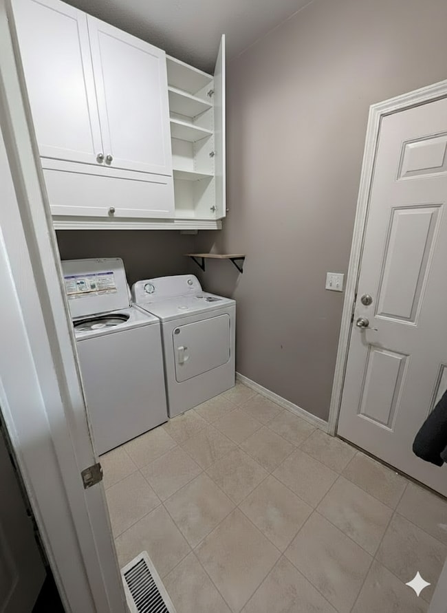 Building Photo - 8241 Imperial Oak Dr