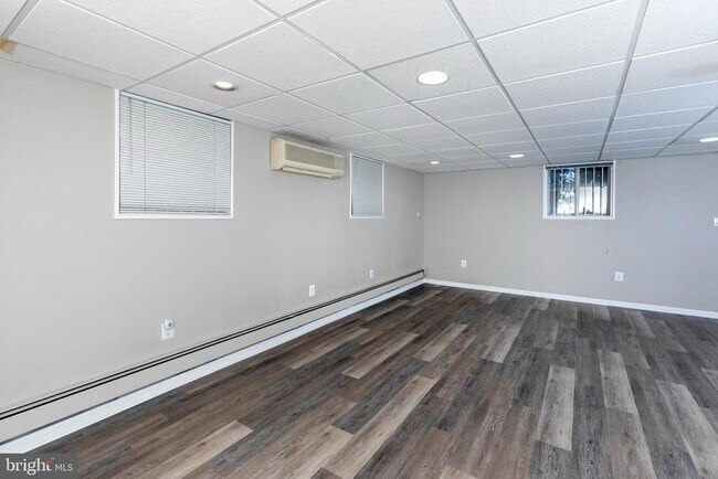 Building Photo - 11 Lexington Ct