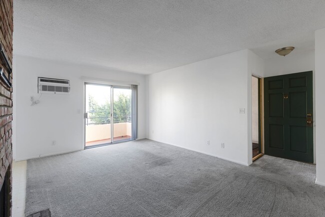 Building Photo - Cozy 2-Bedroom, 2-Bathroom in Los Angeles