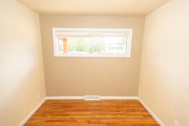 Building Photo - 307 N 3rd St