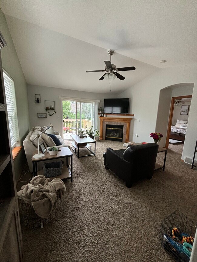 Building Photo - 1552 Deerfield Dr