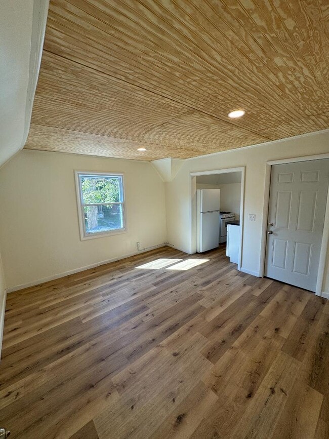 Building Photo - 622 E Locust St