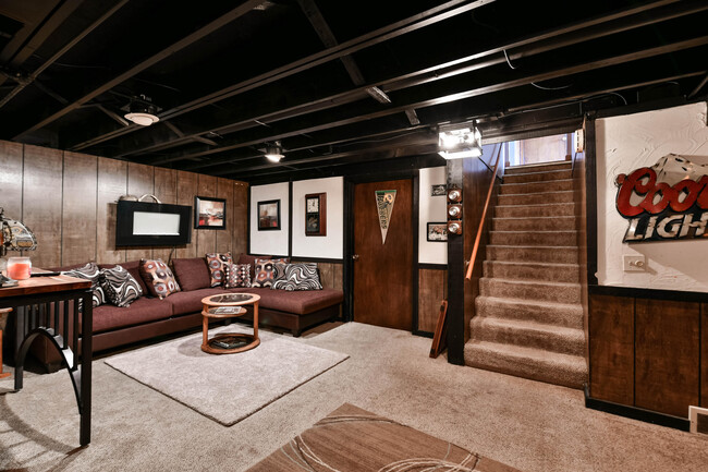 Building Photo - 15470 W Mayflower Dr