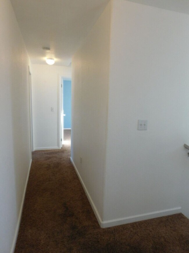 Building Photo - 3Bd/2.5Ba Two-story house- Available to View!