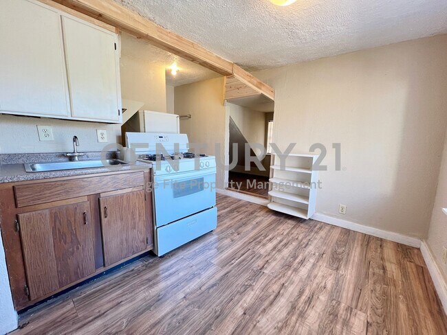 Building Photo - Great 1/1 Efficiency Apartment Within Walk...