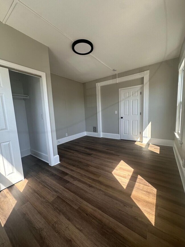 Building Photo - 47 Hart St