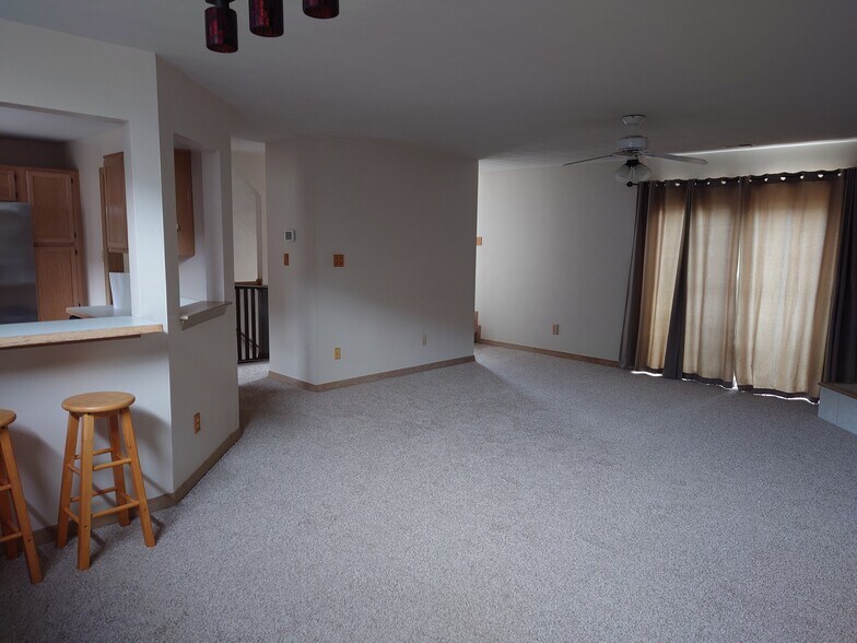 Building Photo - 2304 Merry Oaks Ct