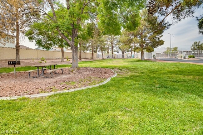 Building Photo - 1900 N Torrey Pines Dr