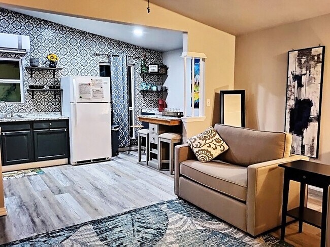 Building Photo - 4507 W Bayshore Dr