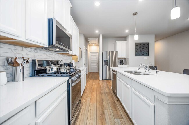 Building Photo - 7047 Silverleaf Oak St