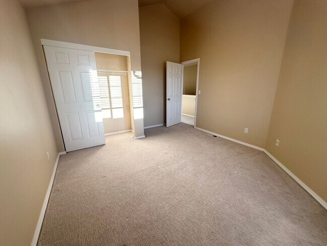 Building Photo - Beautiful 3 Bedroom Townhouse in West Linn!