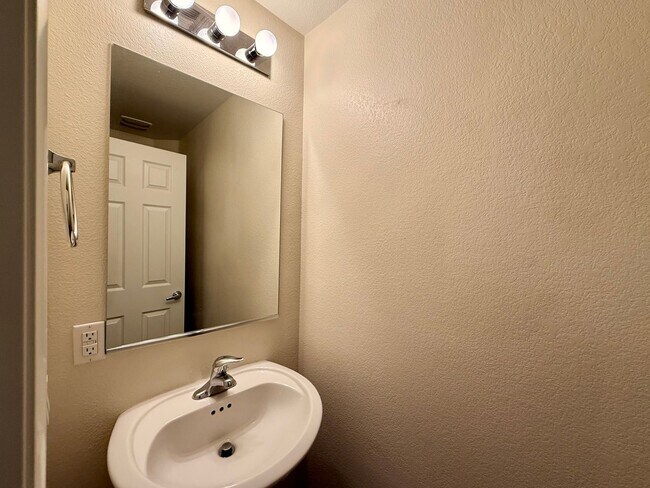 Building Photo - 3 BED 2.5 BATH 2 CAR GARAGE HOME w/ LOFT &...