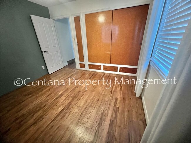 Building Photo - Large 2 bedroom house with an oversized ga...