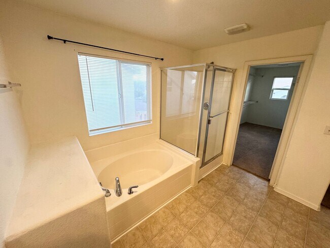 Building Photo - Spacious 5 bedroom home