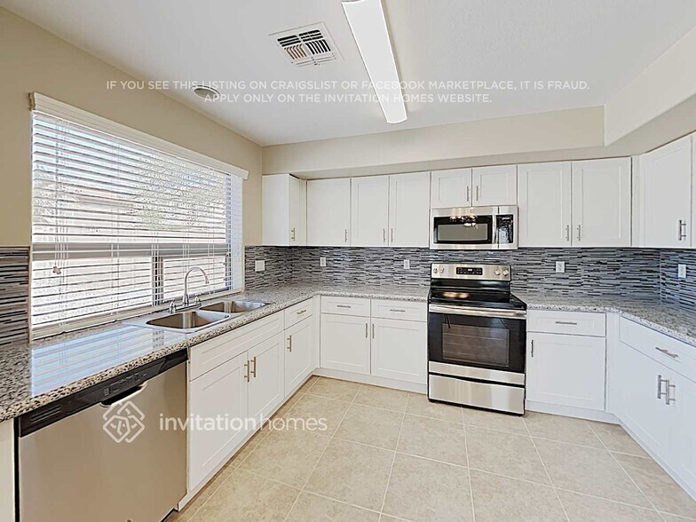 Building Photo - 2844 S 160th Ln