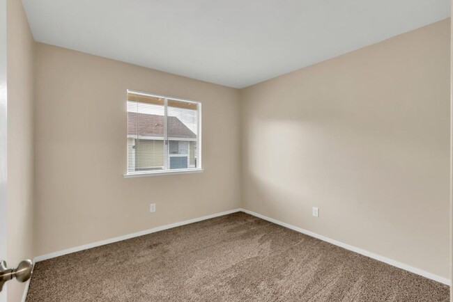 Building Photo - Updated 3 Bed 1.5 Bath Townhome