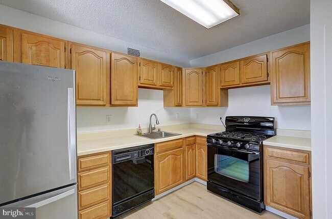 Building Photo - 5225 Pooks Hill Rd