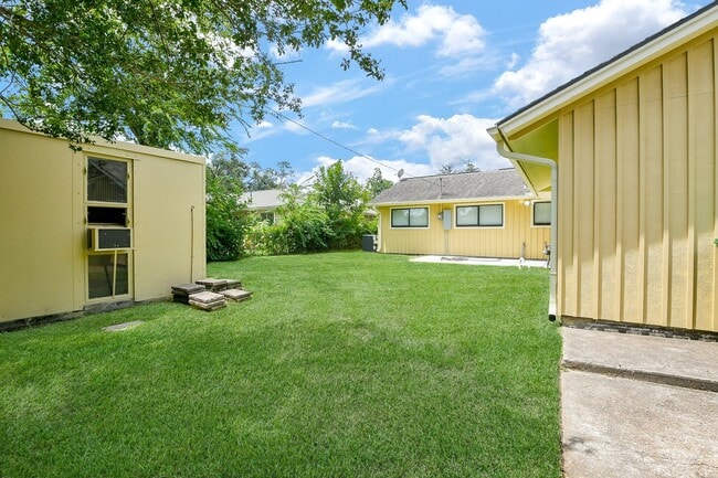 Building Photo - 1860 Lynnview Dr