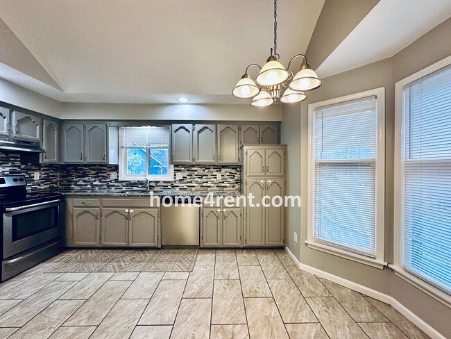 Building Photo - Lovely Lee's Summit Home w/ an Updated Kitchen, Finished Basement, Fenced Yard in a Quiet Neighbo...