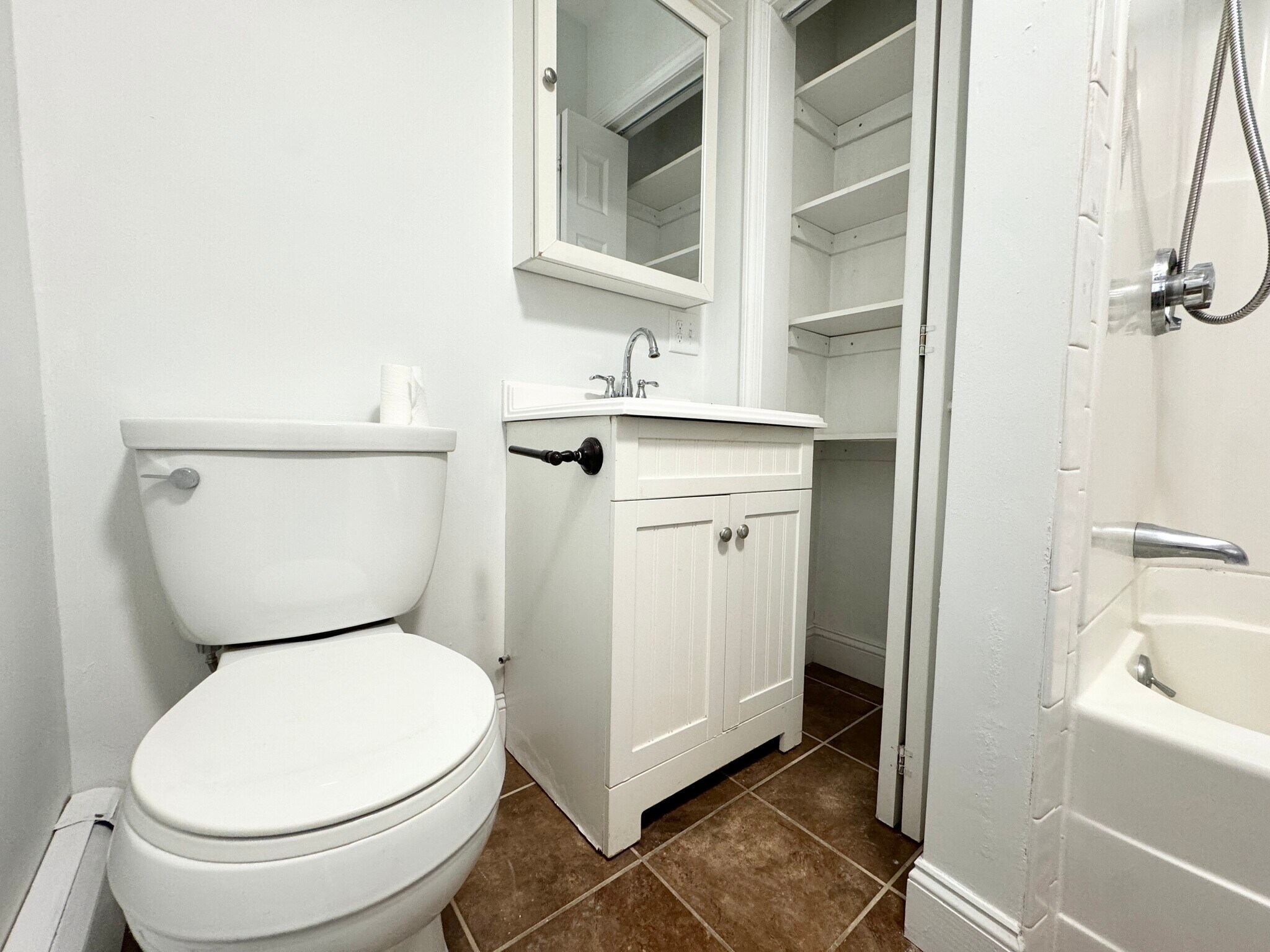 Building Photo - 28 Willow St