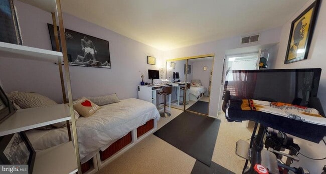 Building Photo - 31 Canterbury Square