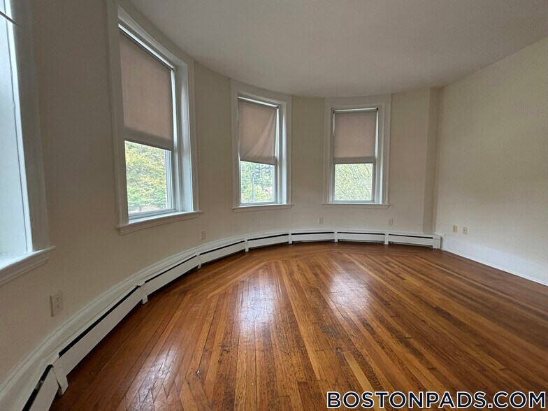 Building Photo - 1539 Beacon St