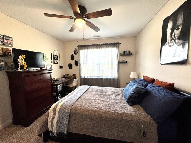 Building Photo - Beautiful home! Convenient to the city with all shopping!