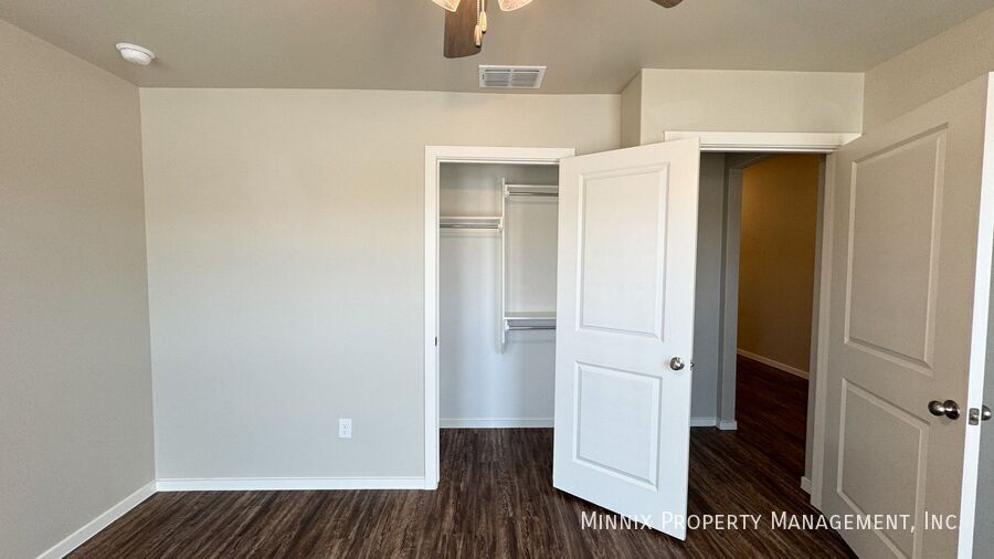 Building Photo - 2006 Kenwood Ave