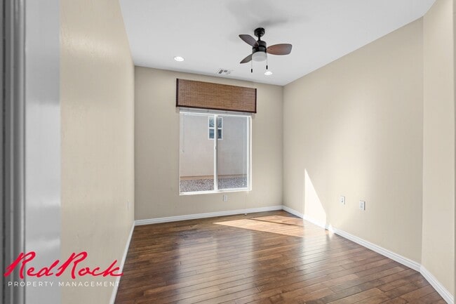 Building Photo - Sun River 2 Bedroom Home with Bonus Den! First Class Amenities!