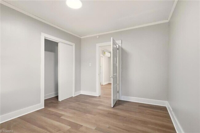 Building Photo - 2051 Bloomfield Dr